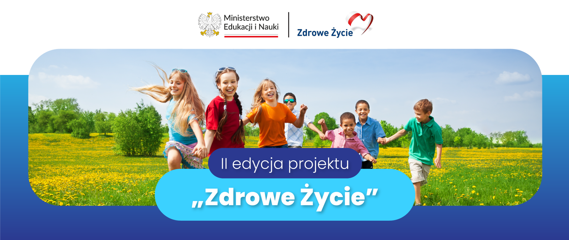 Na zielonej łące pod niebieskim letnim niebem biegnie grupa kolorowo ubranych wesołych dzieci, pod nimi napis II edycja projektu "Zdrowe życie".