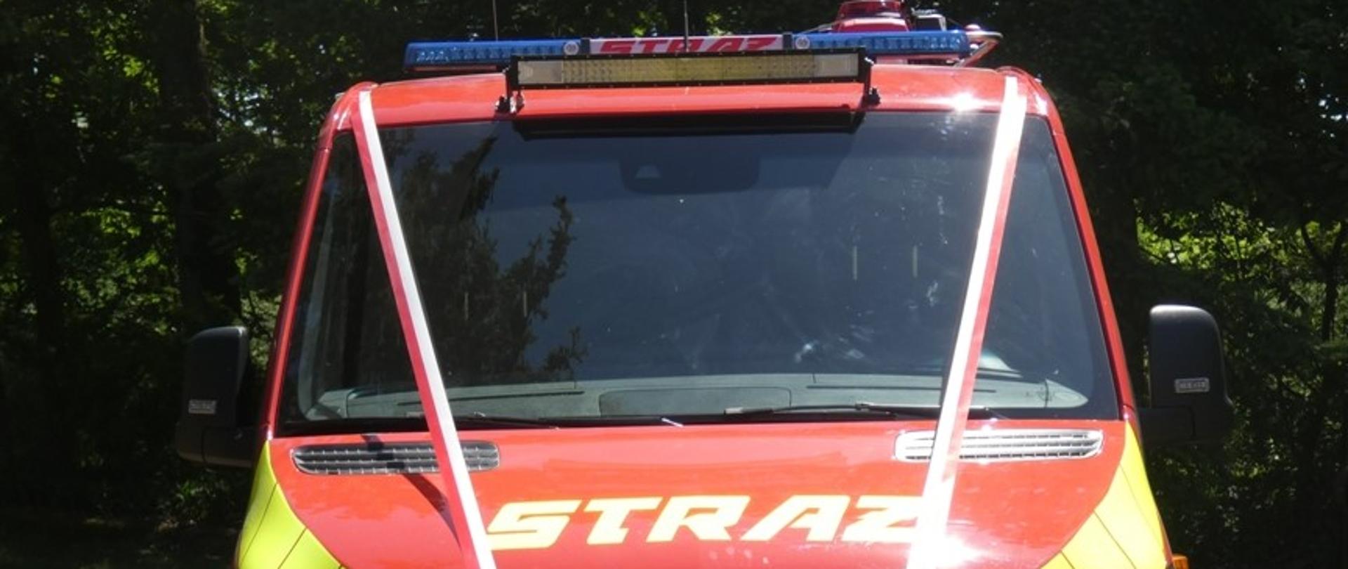 Zdjęcie przedstawia strażaków podczas uroczystości przekazania nowego samochodu gaśniczego dla jednostki OSP Heliodorowo.
W tle samochody strażackie i tereny zielone.
