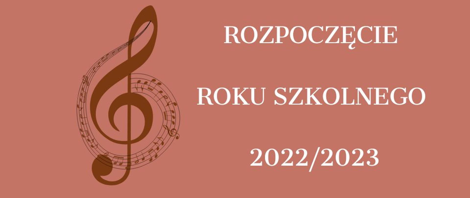 NA brązowym tle ozdobny klucz wiolinowy oraz napis ROZPOCZĘCIE ROKU SZKOLNEGO 2022/2023