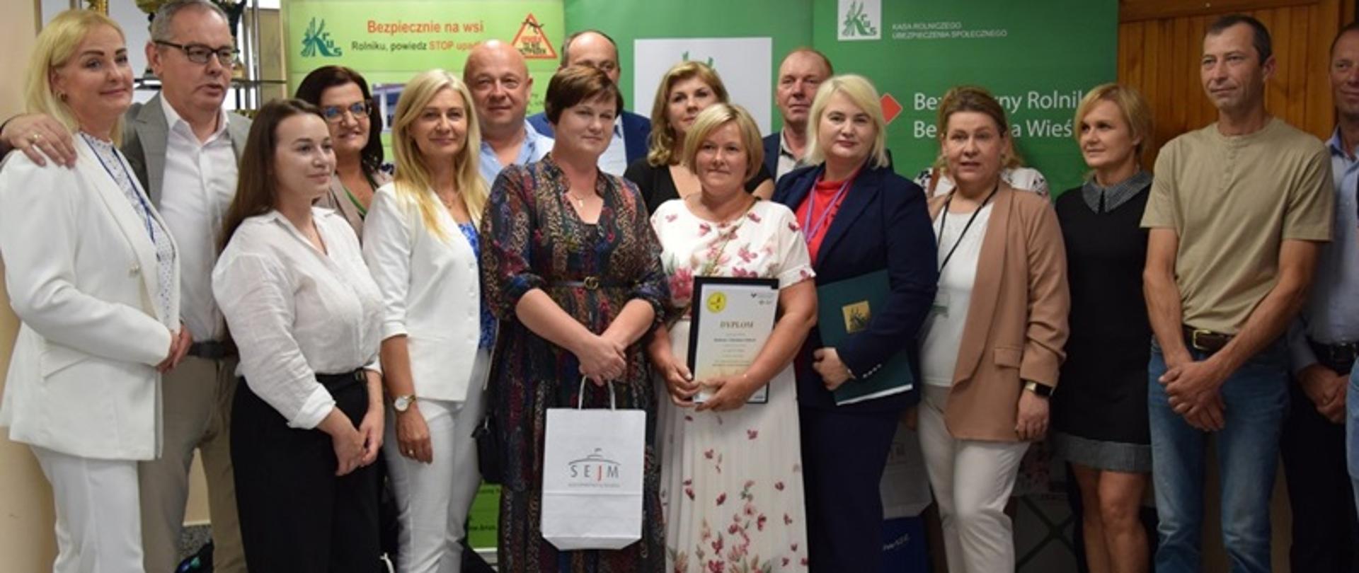 Uczestnicy spotkania w dniu 26.06.2025 r. w PT KRUS w Ostrołęce podczas wręczania nagród laureatom i wyróżnionym 