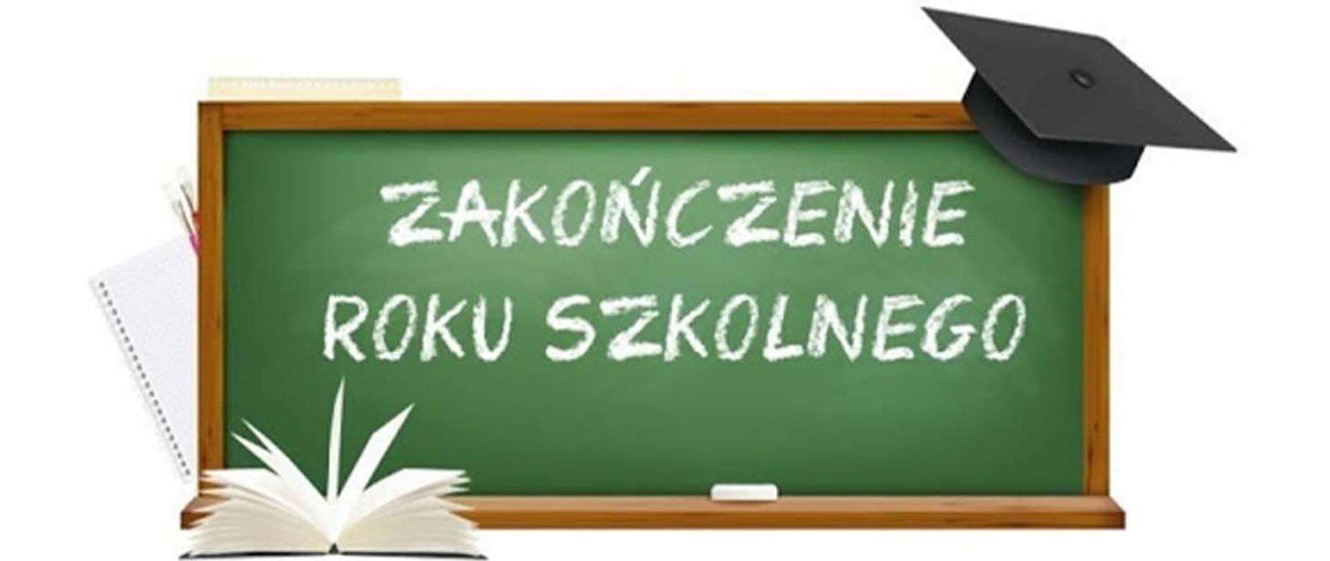 Rysunek tablicy szkolnej, na niej napis zakończenie roku szkolnego, na prawym górnym rogu tablicy czapka absolwenta, przy lewym dolnym rogu tablicy rozłożona książka.