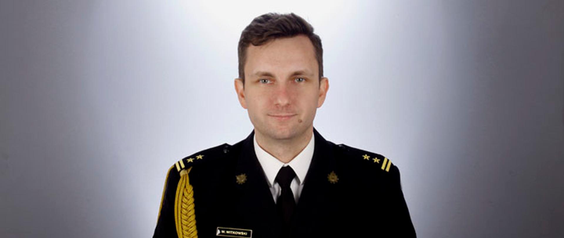 Z-ca Komendanta Powiatowego PSP bryg. Wojciech Witkowski w mundurze galowym