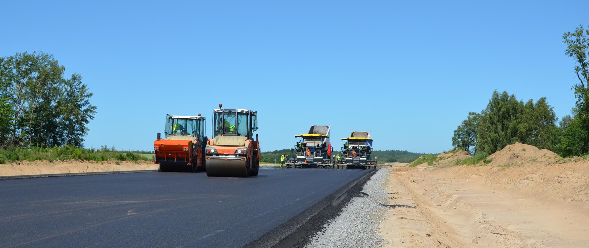 Budowa drogi - widoczne walce i rozściełacze