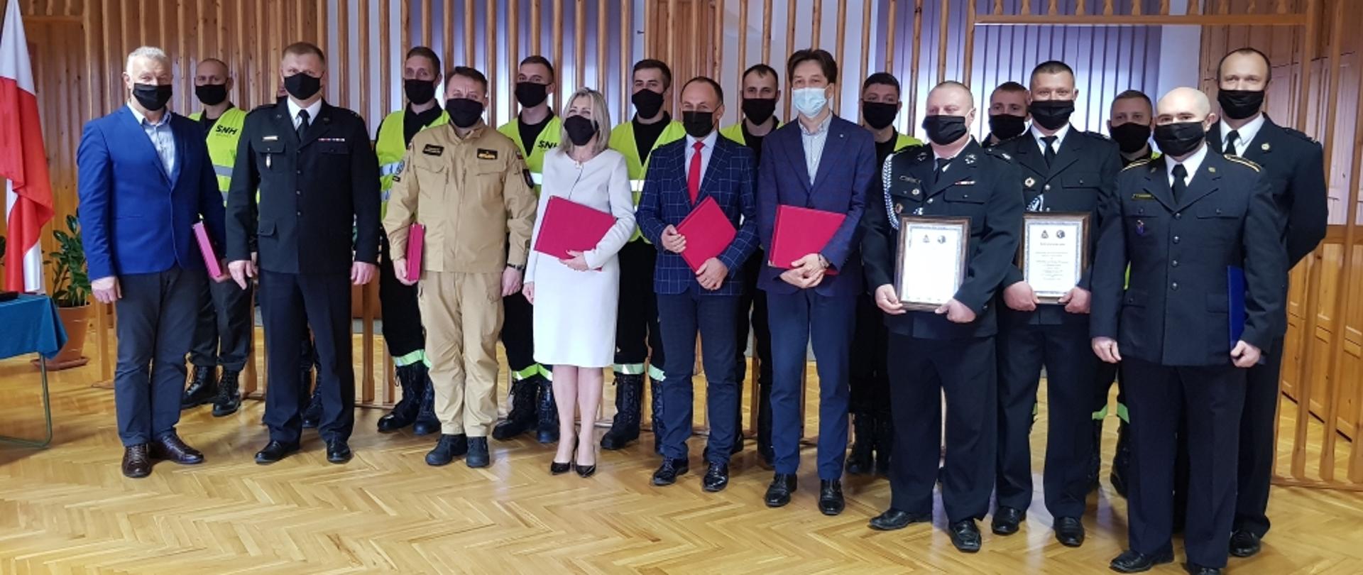 Mazowiecki Komendant Wojewódzki PSP, zaproszeni goście, funkcjonariusze PSP z Kozienic i druhowie OSP zgrupowani do zdjęcia na świetlicy Komendy Powiatowej PSP w Kozienicach