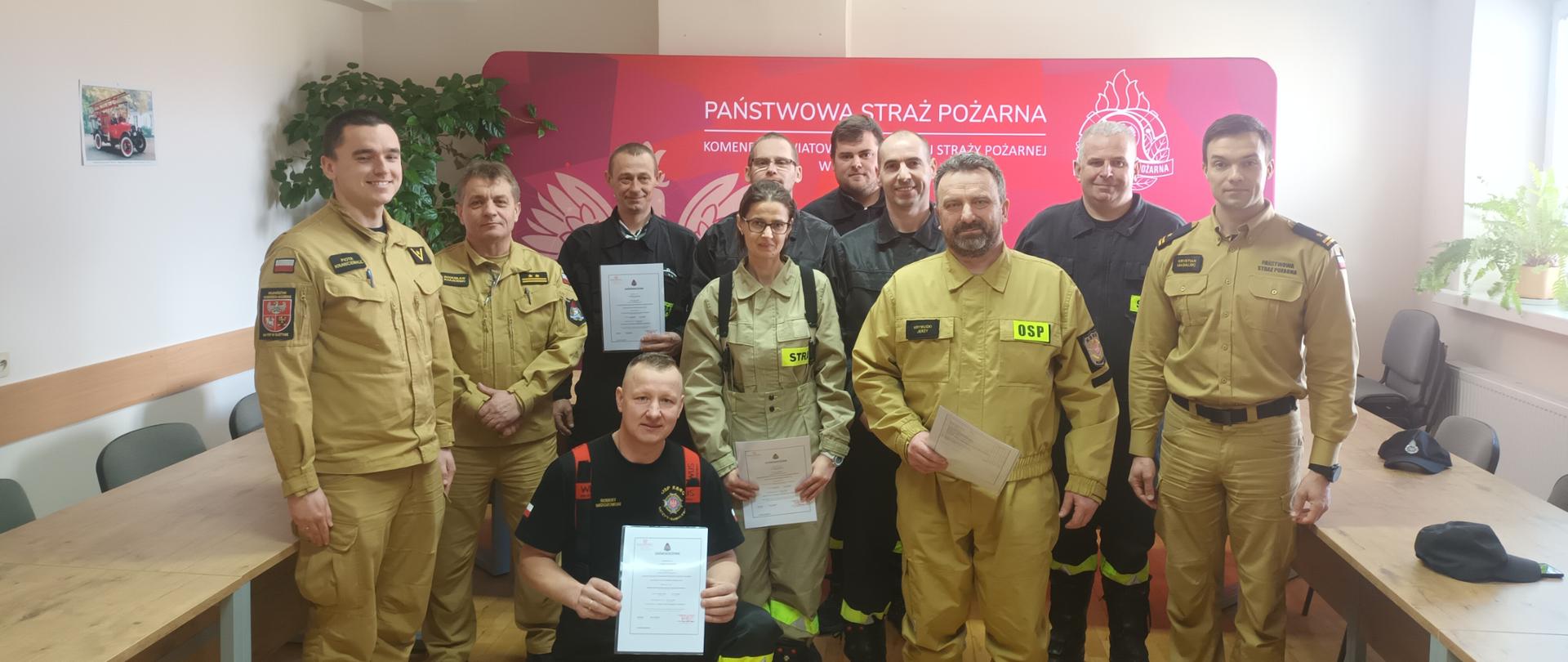 Grupowe zdjęcie słuchaczy oraz kadry dydaktycznek