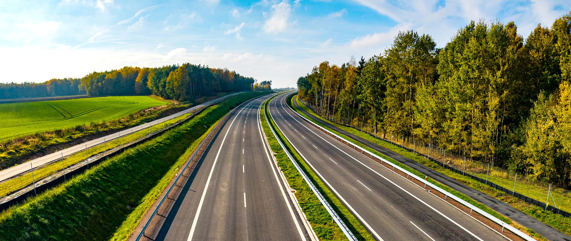 Jezdnie drogi w terenie leśnym