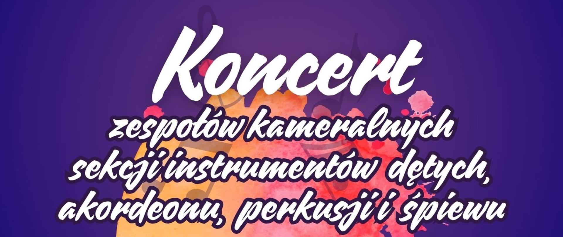 Baner na ciemnofioletowym tle z akwarelowymi plamami w odcieniach pomarańczu i różu. Na środku duży napis „Koncert”, a poniżej tekst: „zespołów kameralnych sekcji instrumentów dętych, akordeonu, perkusji i śpiewu”. W tle widoczne są delikatne, dekoracyjne motywy nut muzycznych.