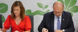 Na zdjęciu sala konferencyjna. Przy stole siedzi od lewej prezes Miejskiego Zakładu Gospodarki Komunalnej w Nowej Soli Agata Świderska-Ostapiak, obok niej Robert Gajda, zastępca prezesa zarządu Narodowego Funduszu Ochrony Środowiska i Gospodarki Wodnej. Podpisują leżące na stole umowy