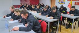 Uczestnicy szkolenie na kierującego działaniem ratowniczym dla strażaków ratowników ochotniczych straży pożarnych w trakcie wypełniania testu. 