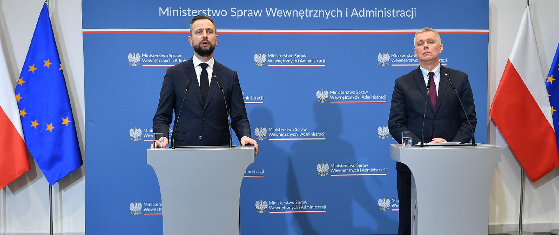 17 grudnia 2024 r. w siedzibie Ministerstwa Spraw Wewnętrznych i Administracji w Warszawie, odbyła się konferencja prasowa ministra spraw wewnętrznych i administracji, koordynatora służb specjalnych Tomasza Siemoniaka i wicepremiera, ministra obrony narodowej Władysława Kosiniaka-Kamysza. Tematem konferencji była ustawa o ochronie ludności i obronie cywilnej. Fot. st. kpr. Wojciech Król/CO MON