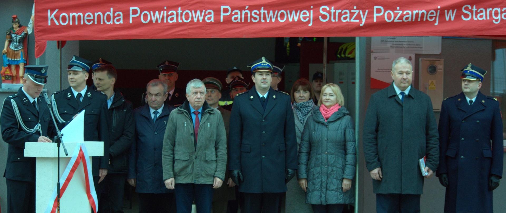W pierwszy rzędzie od lewej Prezes OSP, Wicestarosta, Wójt, Poseł Jach, Z-ca KW, Z-ca Wójta, Poseł Dobrzyński, Komendant Powiatowy