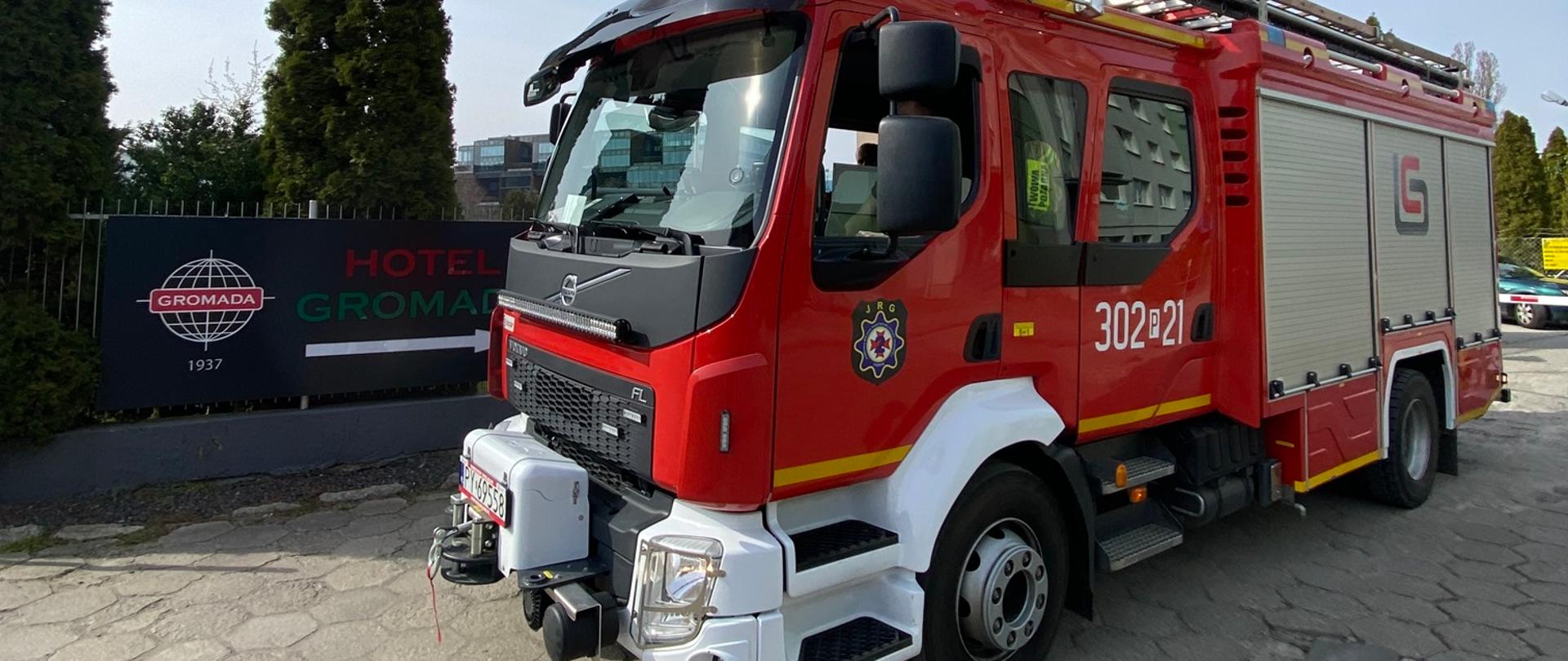 Strażacy podczas dojazdu do miejsca rozpoznania