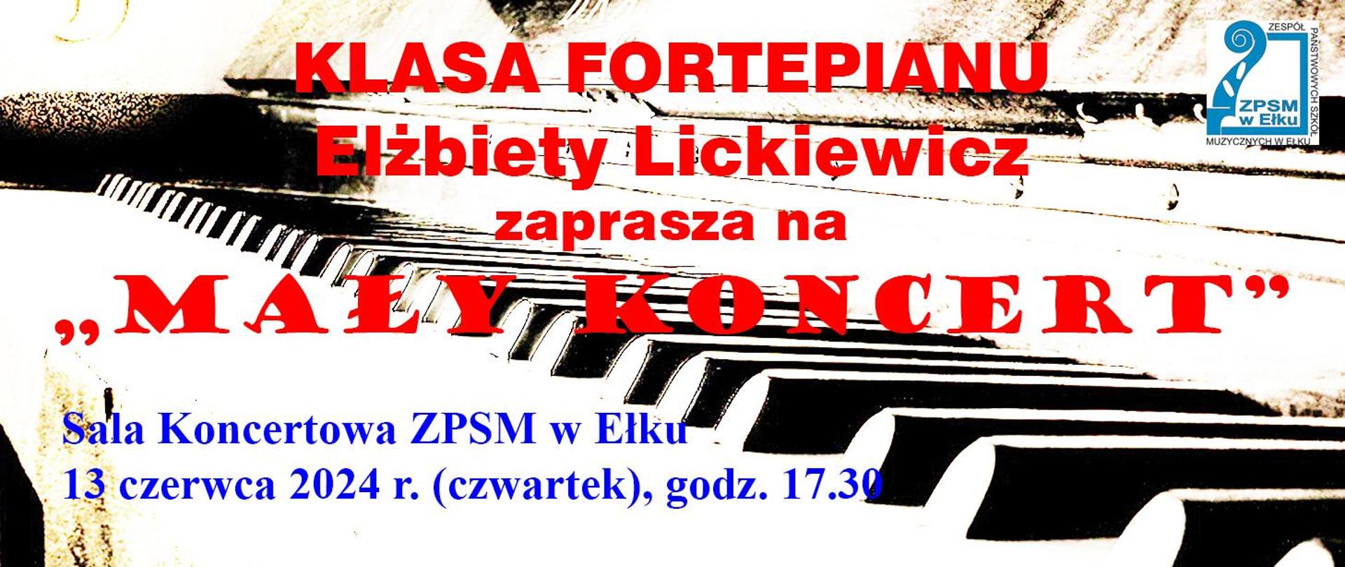 Plakat z czarno-białymi klawiszami fortepianu w tle. U góry z prawej strony niebieskie logo szkoły muzycznej. Na środku duże czerwone litery z informacją o koncercie. Na dole niebieskie litery z miejscem i godziną koncertu.