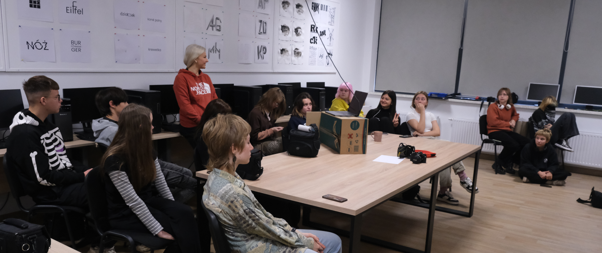 Prowadząca warsztaty z grupą uczniów w pracowni multimedialnej