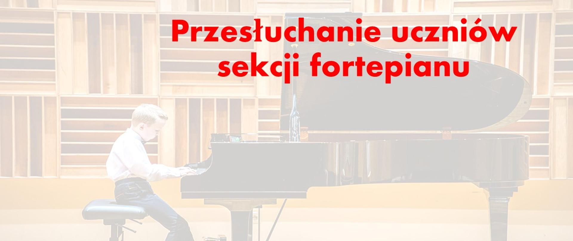 Zdjęcie na którym jest napis Przesłuchanie uczniów klasy fortepianu w tle zdjęcia znajduje się chłopiec grający na fortepianie 