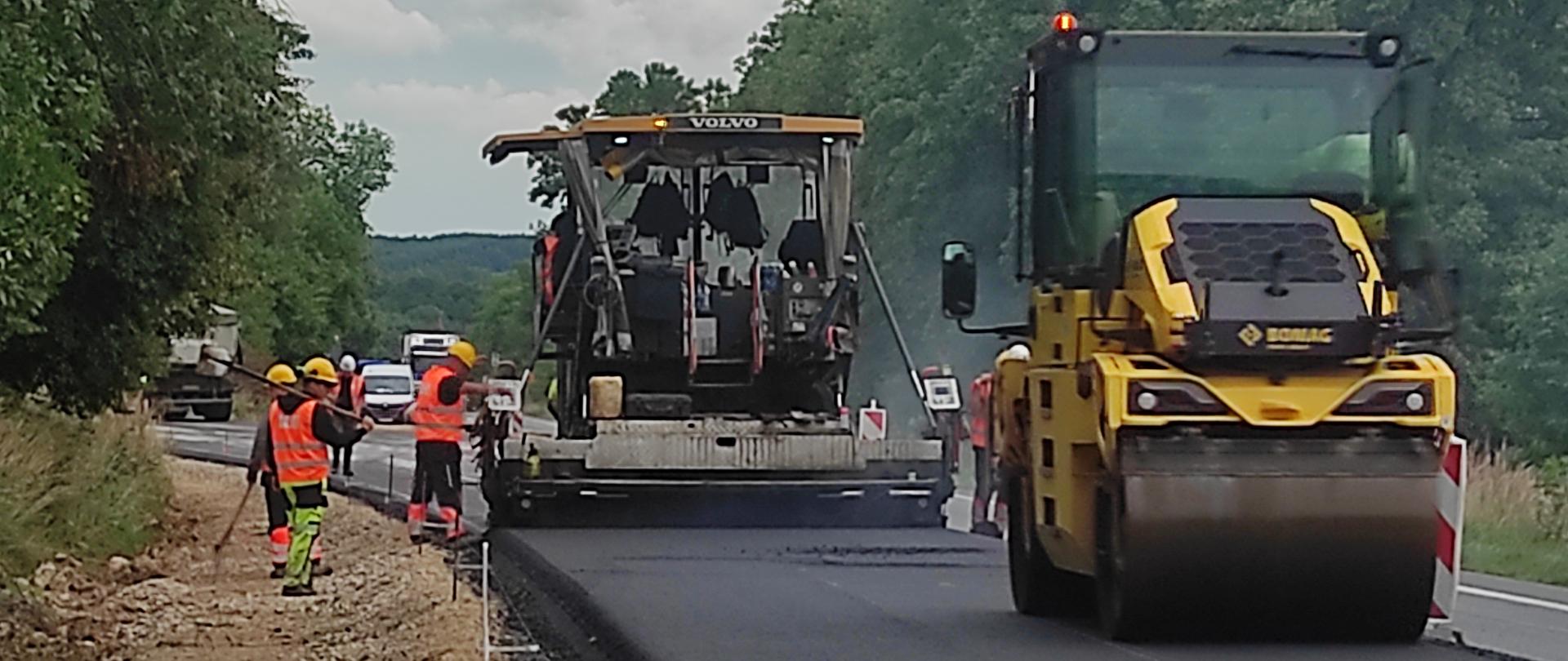 Na zdjęciu widoczni drogowcy pracujący podczas asfaltowania nowej obwodnicy Pradeł.