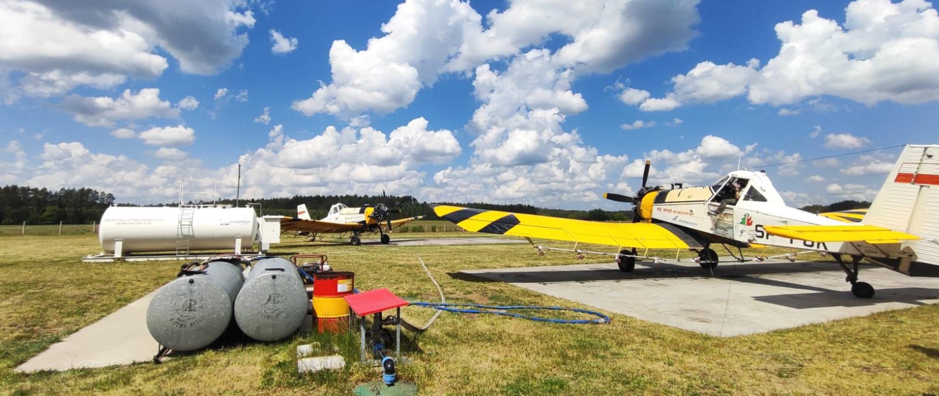 Dwa samoloty stoją w plenerze