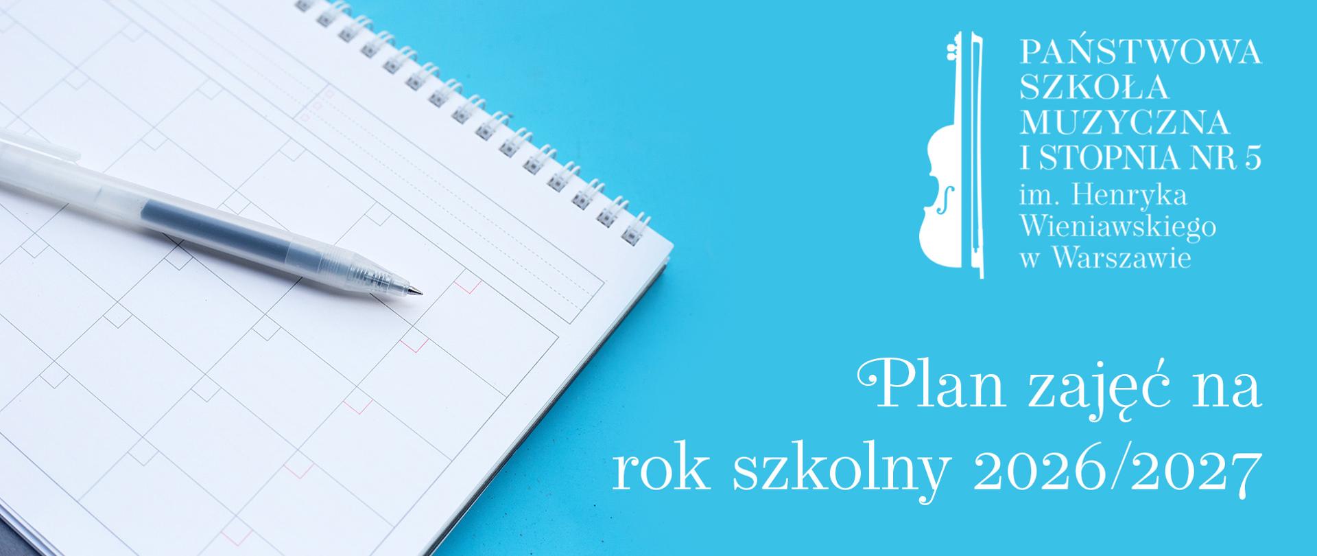 Na jasnoniebieskim tle notatnik i długopis po lewej stronie, po prawej stronie na górze logo szkoły i napis "Plan zajęć na rok szkolny 2026/2027" w kolorze białym.