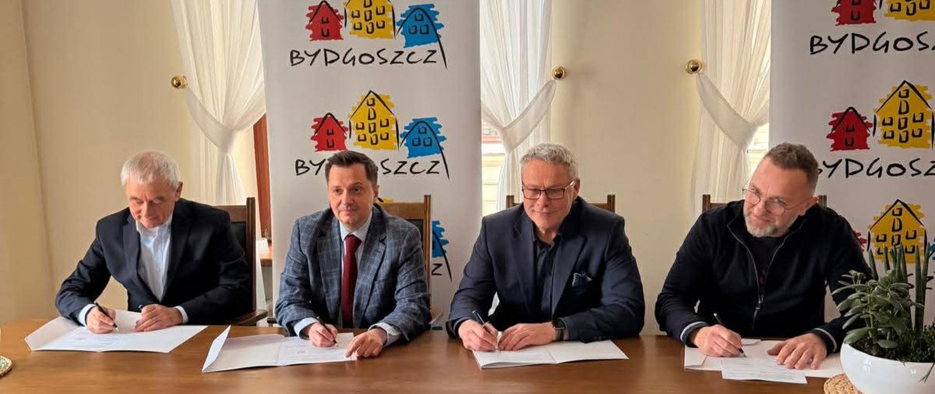 Prezes Wód Polskich Mateusz Balcerowicz podczas podpisania listu intencyjnego ws. utworzenia nowej przystani na Wiśle w Starym Fordonie