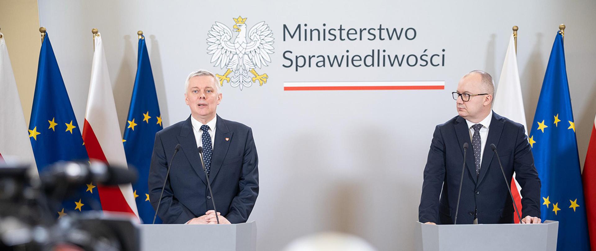 Na zdjęciu widać ministra Tomasza Siemoniaka zabierającego głos w trakcie konferencji prasowej, obok stoi minister Adam Bodnar