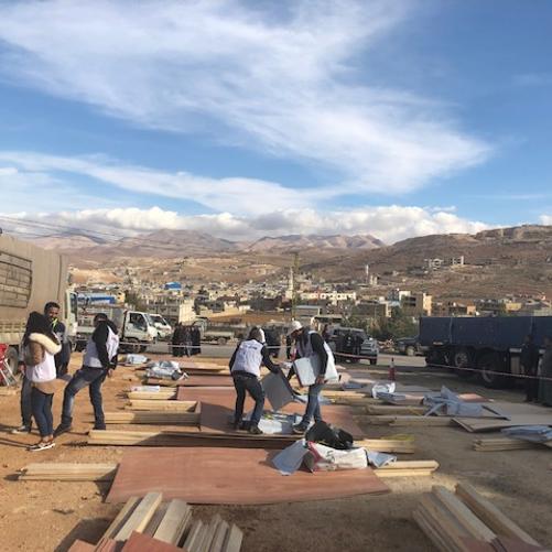 trwa rozpakowywanie dostawy namiotów i ich montaż