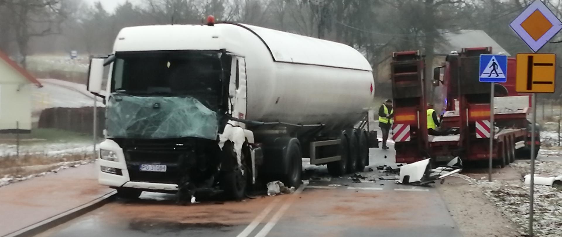 Zderzenie ciężarówek w Chruszczewce na zdjęciu widać 2 samochody ciężarowe uczestniczące w zdarzeniu.