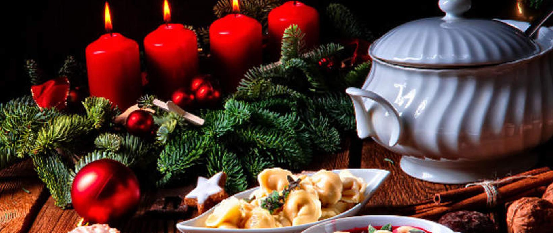 Grafika na której znajduje się stroik świąteczny ozdoby oraz potrawy