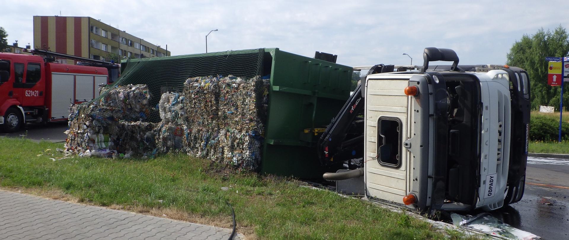 Zdjęcie przedstawia przewróconą ciężarówkę.