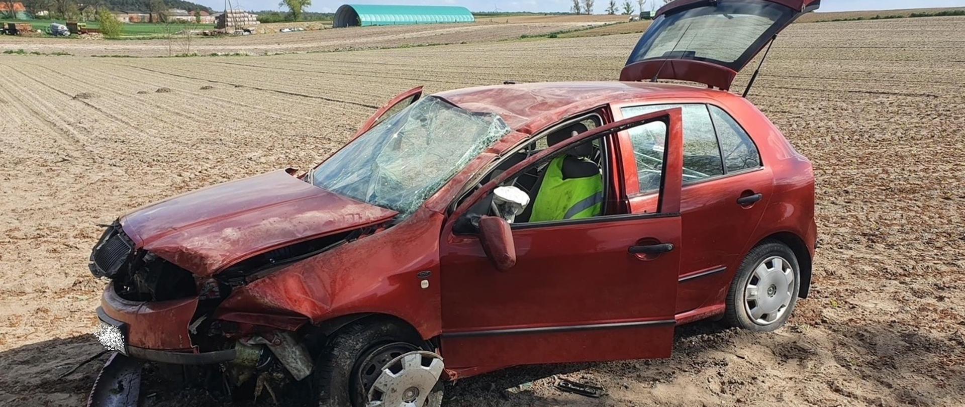 Samochód osobowy koloru miedzianego po kolizji stoi na polu