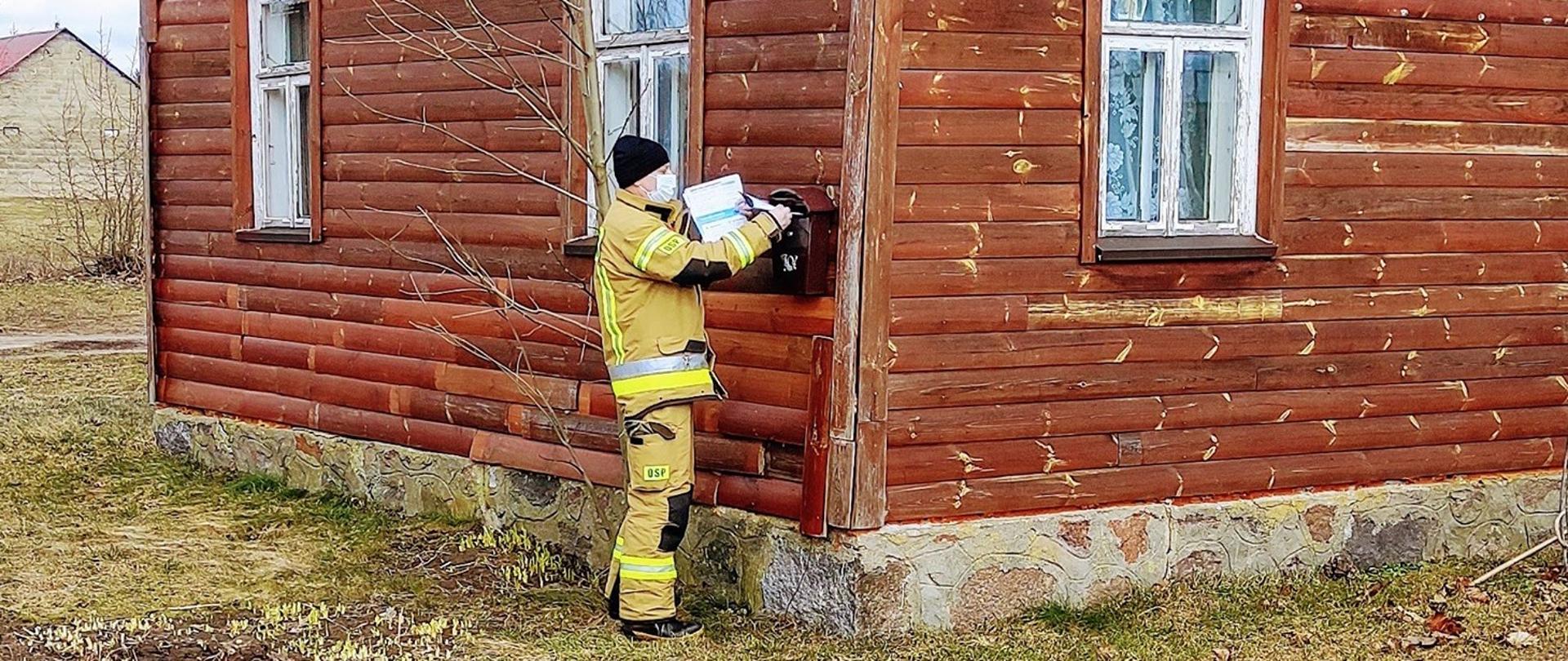 Zdjęcie przedstawia jednostki OSP rozwożące ulotki po miejscowościach powiatu sokólskiego