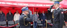 Dowódca uroczystości st. asp. Krystian Senk składa meldunek Komendantowi Powiatowemu PSP w Środzie Wlkp. bryg. Maciejowi Kaczmarkowi o gotowości do rozpoczęcia uroczystości.