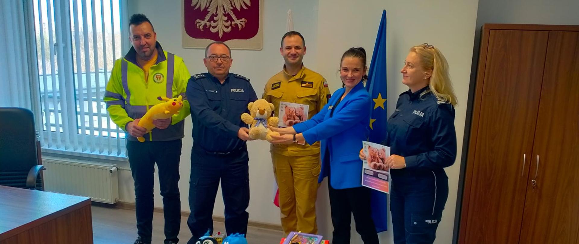Przekazanie zabawek pozyskanych w ramach akcji "Miś od urzędnika"