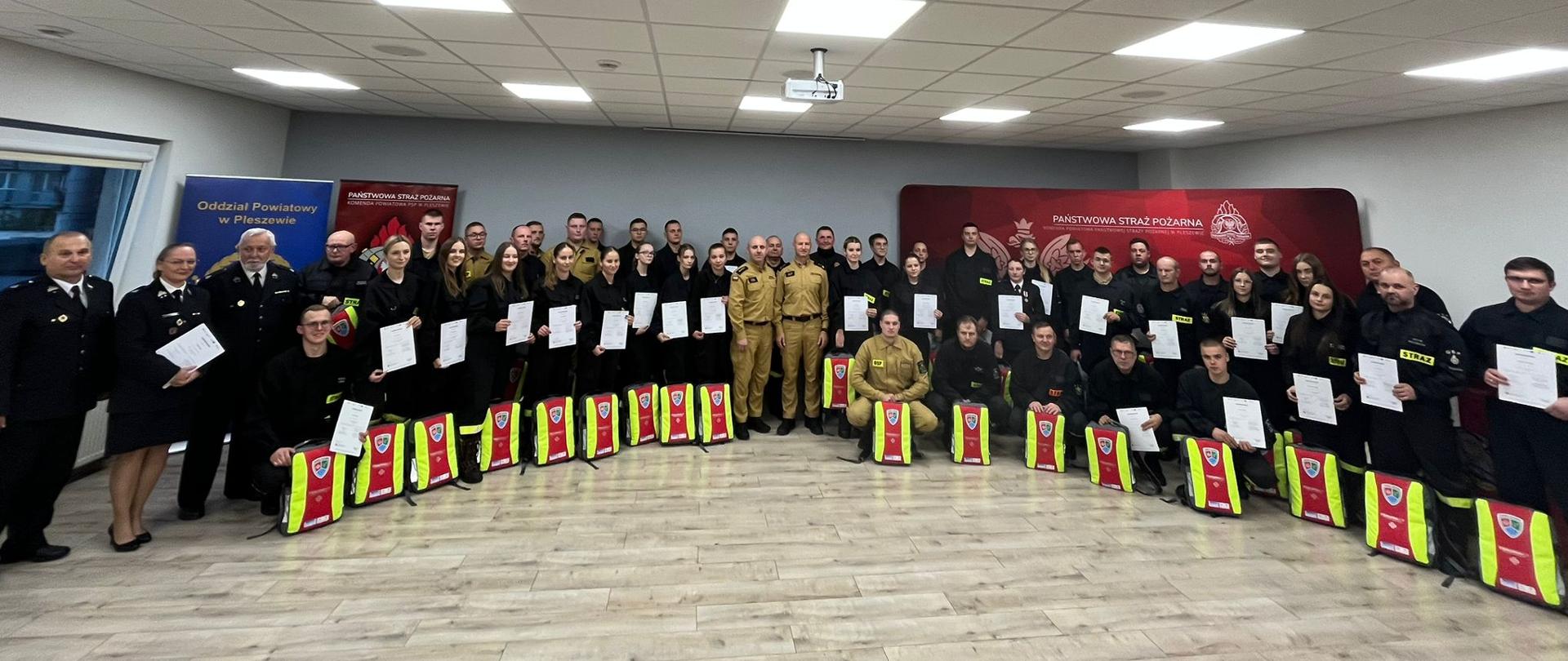 grupa osób z dyplomami w rękach pozujących do zdjęcia