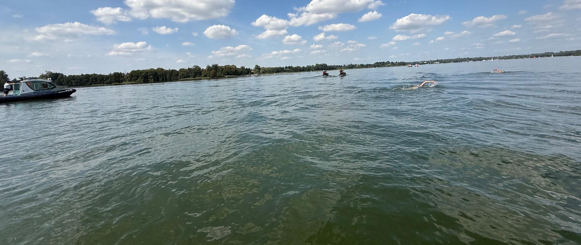 Płynący uczestnicy zawodów