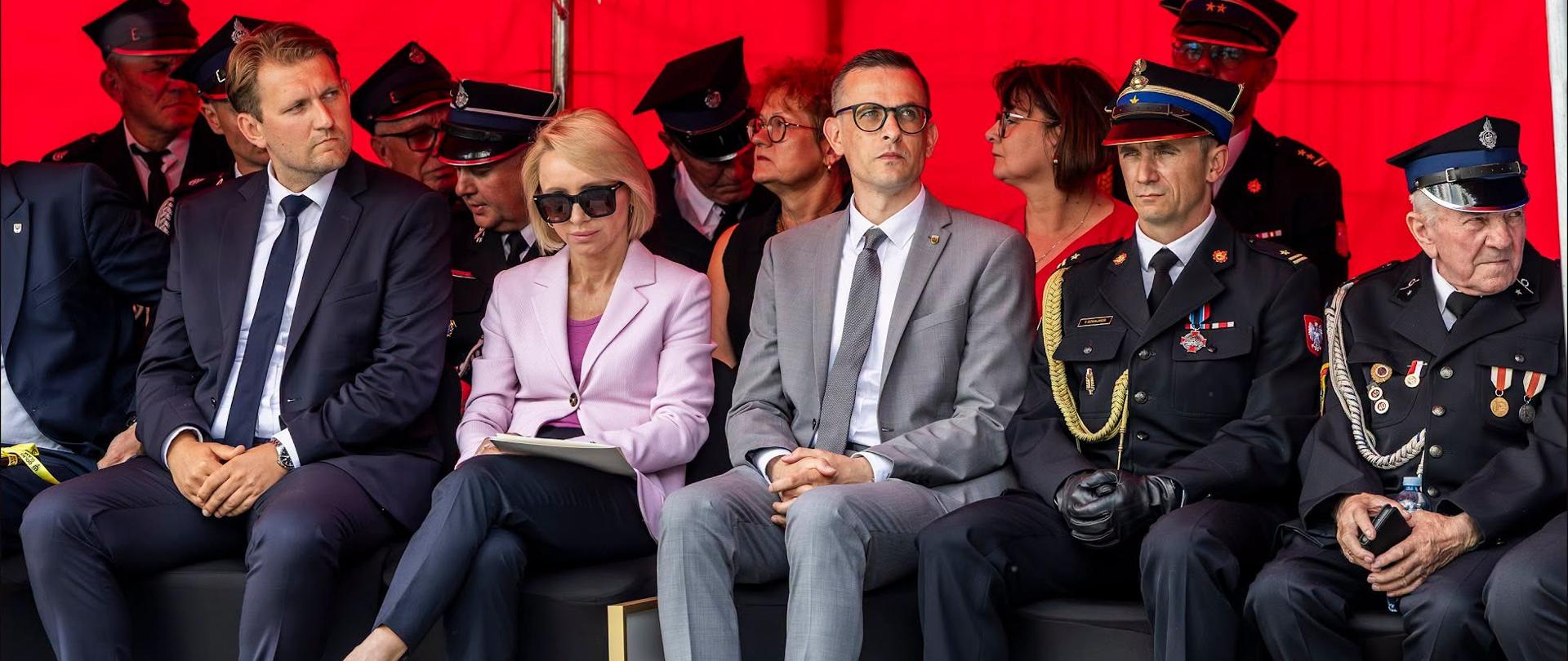 Przedstawiciele władz samorządowych, Państwowej Straży Pożarnej oraz druhowie OSP podczas obchodów 80-lecia Ochotniczej Straży Pożarnej w Siechnicach