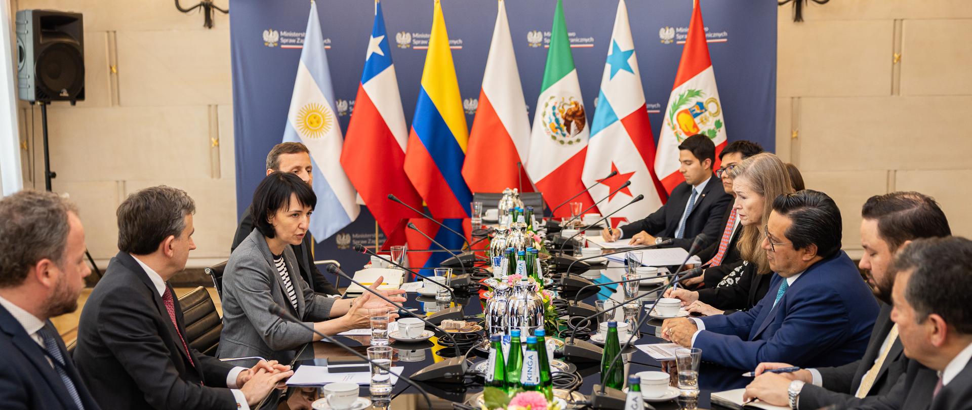  Spotkanie Podsekretarz Stanu Henryki Mościckiej-Dendys z Ambasadorami i Konsulami
państw Ameryki Łacińskiej
