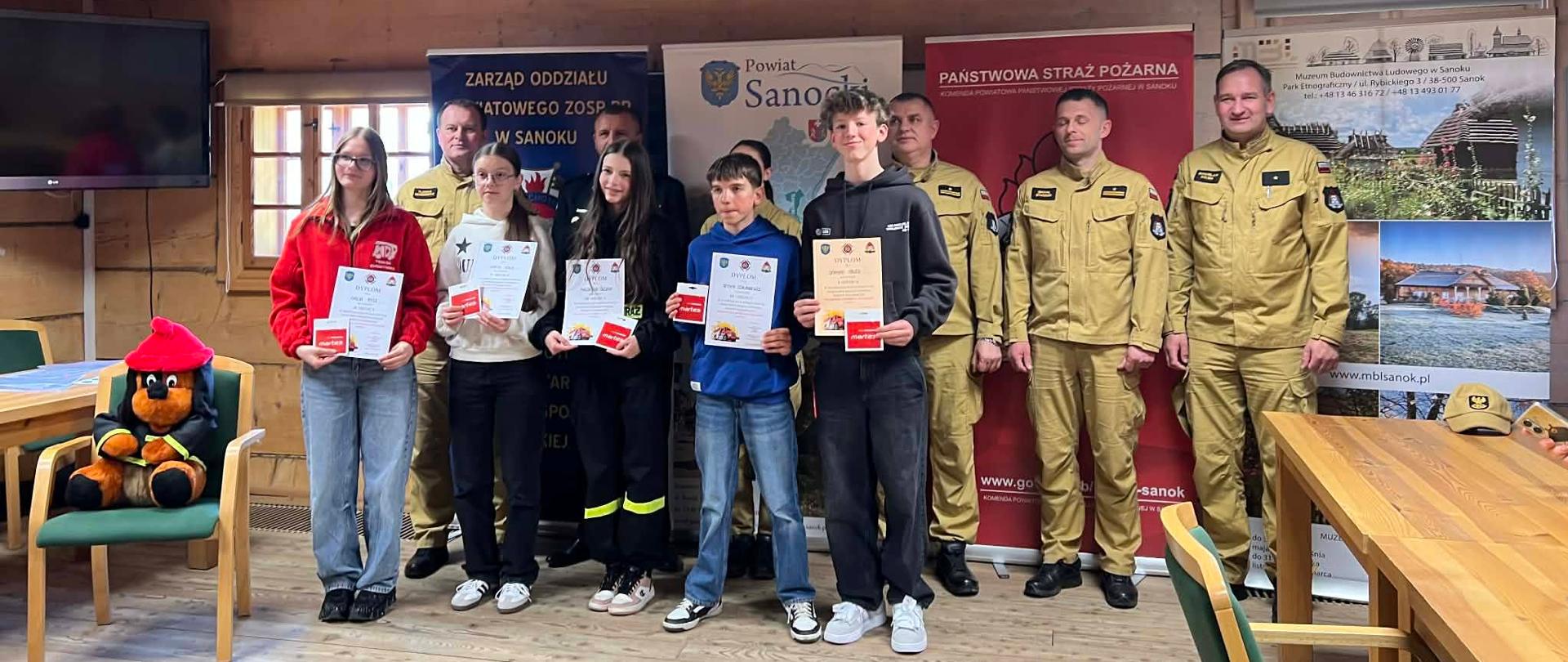 Zdjęcie grupowe podczas rozdawania nagród w konkursie. 