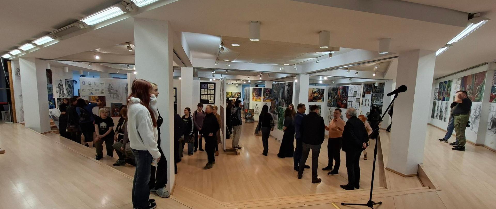 Fotografia ukazująca Galerię Centralną PLSP podczas otwarcia wystawy pokonkursowej Ogólnopolskiego Konkursu CEA