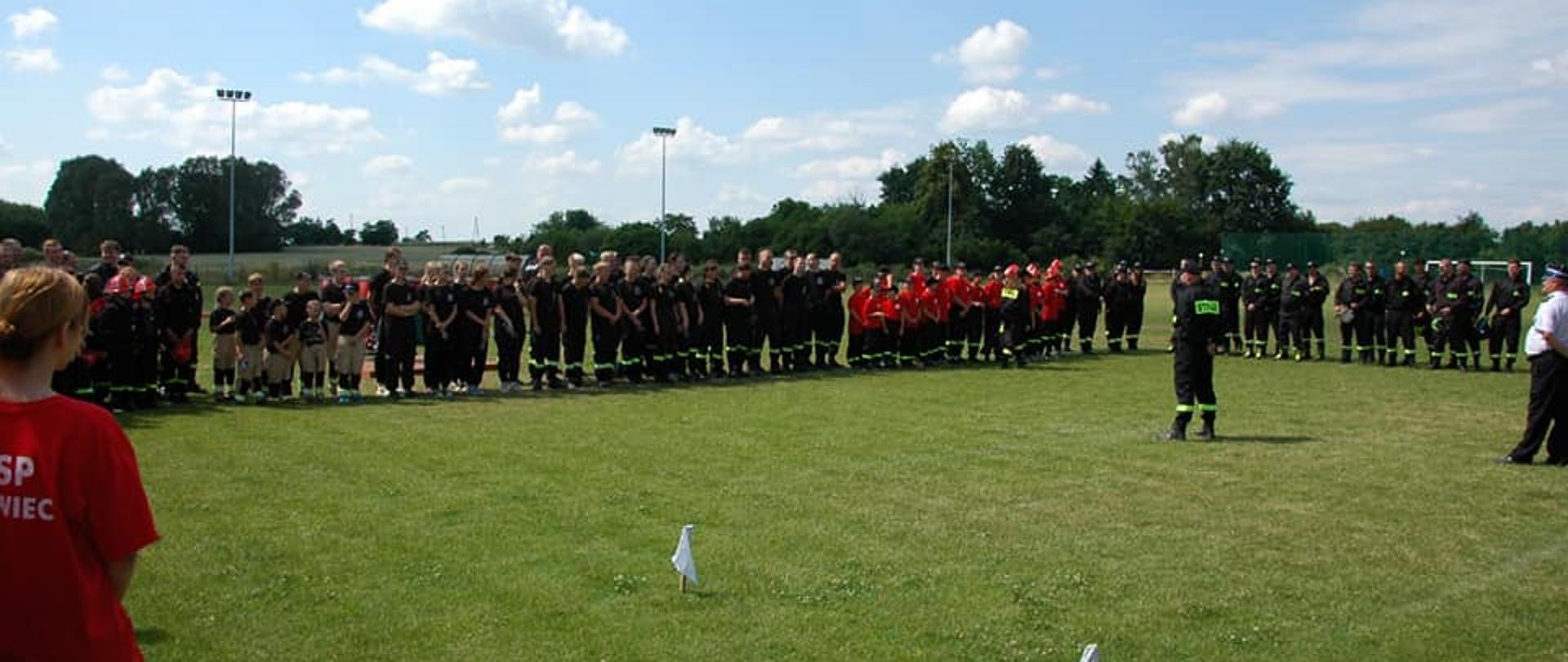 Na zdjęciu wspólne zdjęcie wszystkich drużyn biorących udział w zawodach
