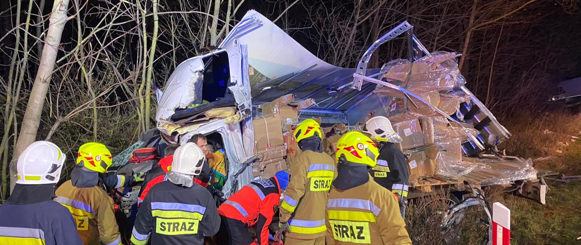 Na zdjęciu widać strażaków oraz wrak samochodu dostawczego, który uległ wypadkowi.