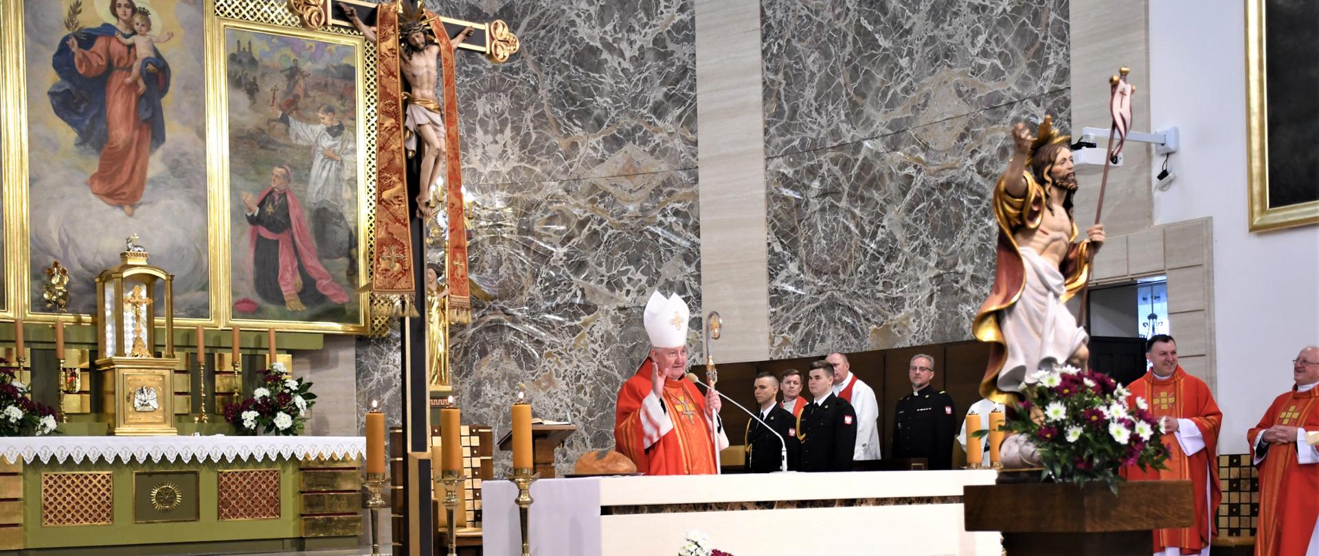 Biskup prowadzący Mszę Świętą w intencji strażaków