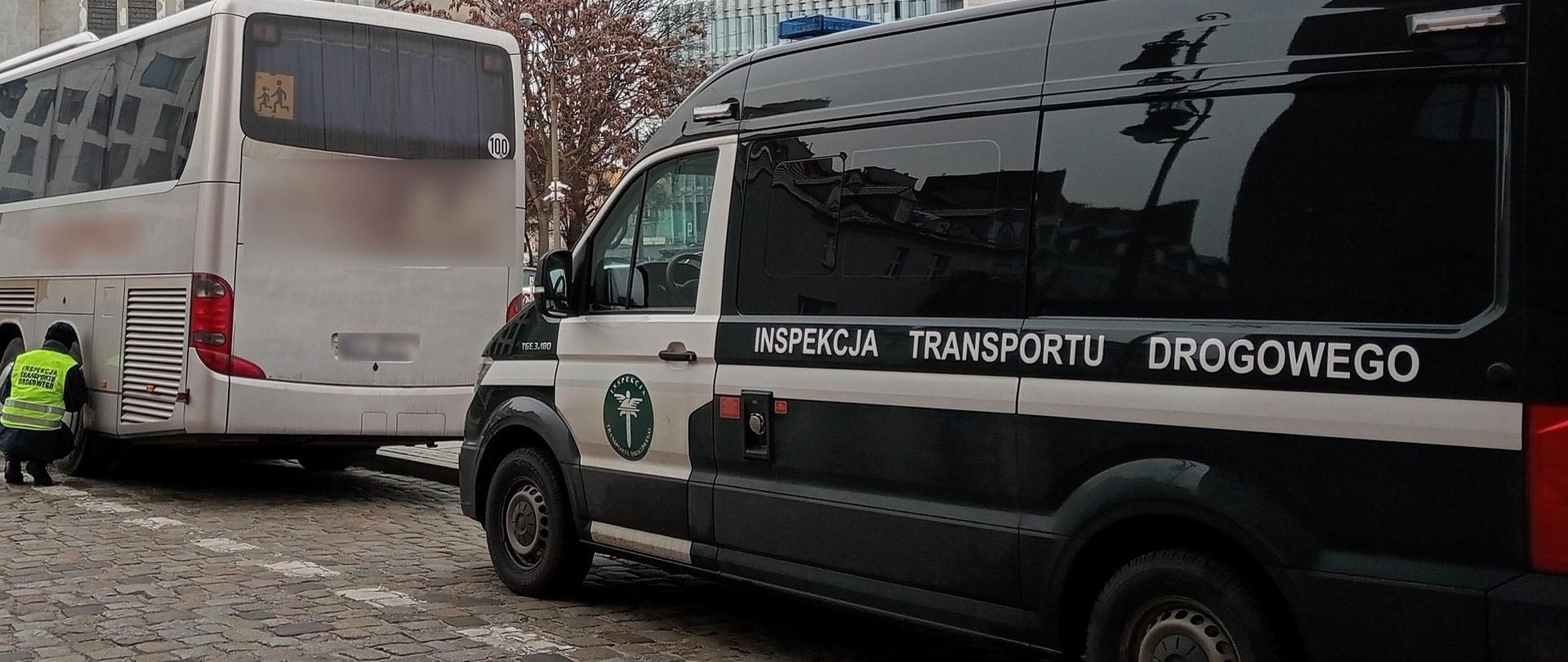 Autokar, który skontrolowali inspektorzy wielkopolskiej Inspekcji Transportu Drogowego
