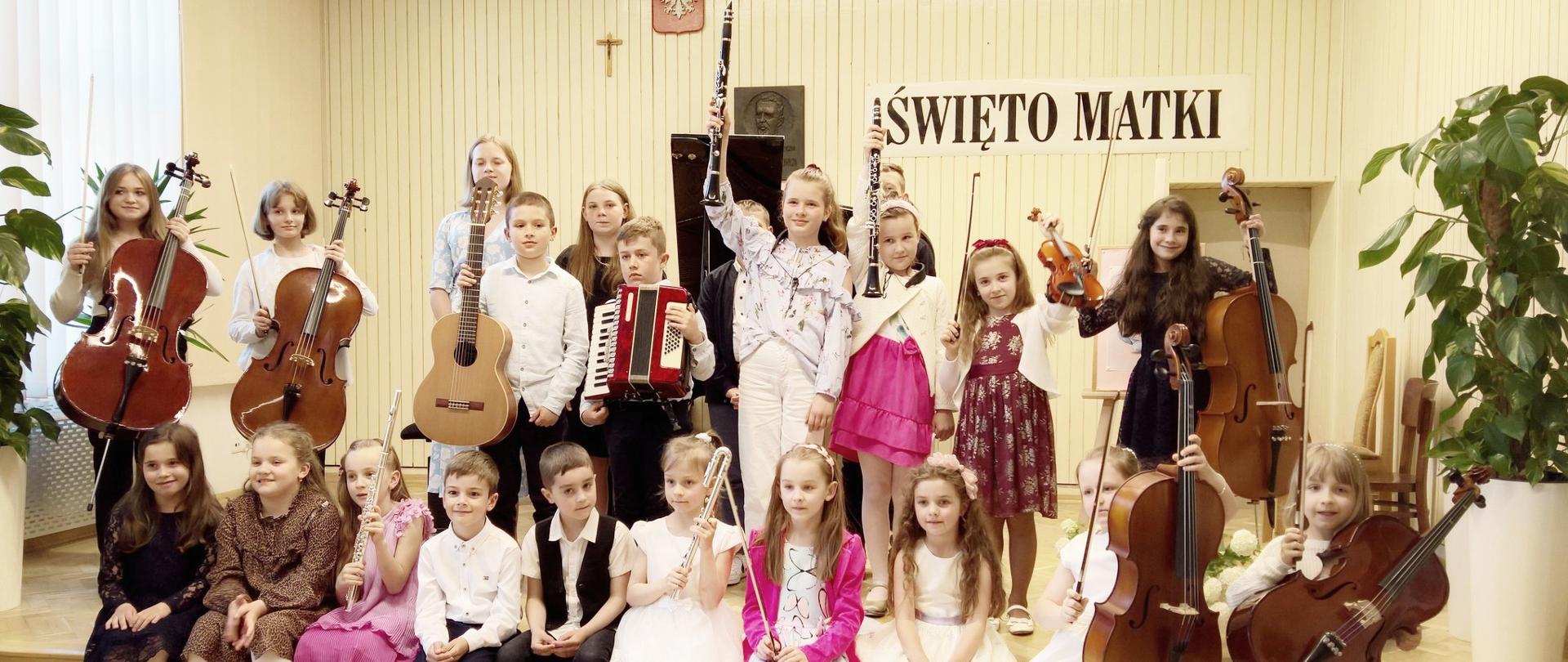 Zdjęcie grupowe klas pierwszych występujących na koncercie z okazji Dnia Matki w dniu 25 maja 2023.