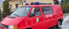 Na zdjęciu samochód VW Transporter OSP przed punktem szczepień