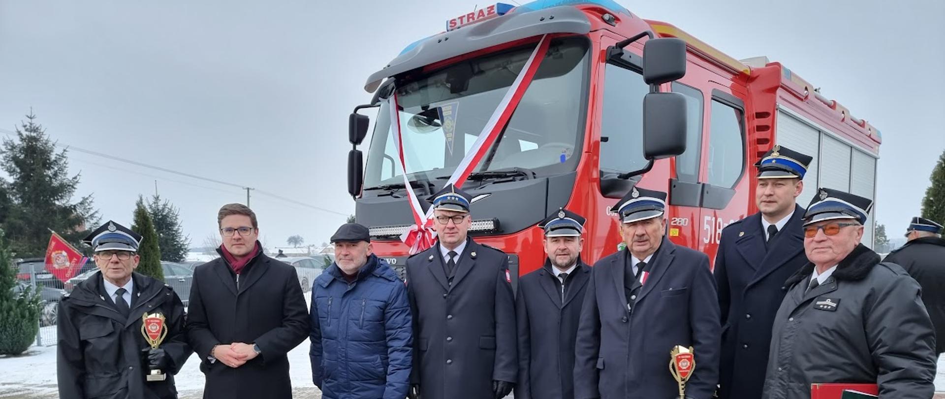 Pamiątkowe zdjęcie z przekazania pojazdu pożarniczego. 