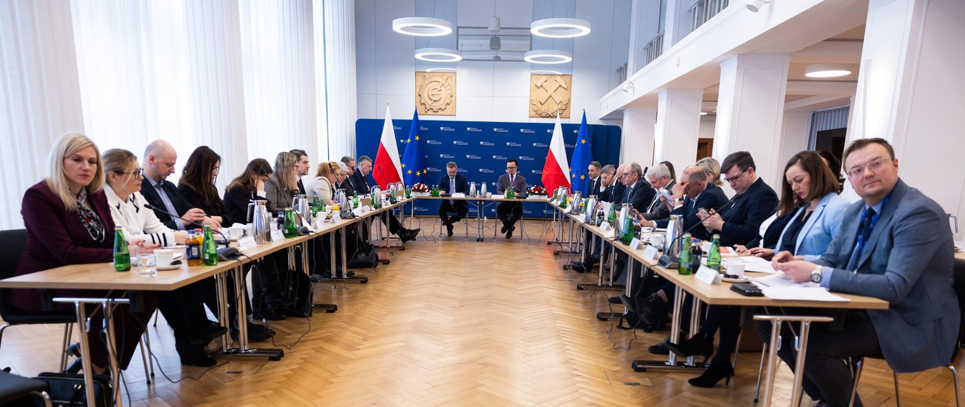 Posiedzenie Zespołu do spraw Udziału Komponentu Krajowego w Kluczowych Procesach Inwestycyjnych. Szerokie ujęcie uczestników projektu. 