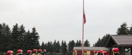 Zdjęcie przedstawia uroczyste wciągnięcie flagi na maszt.