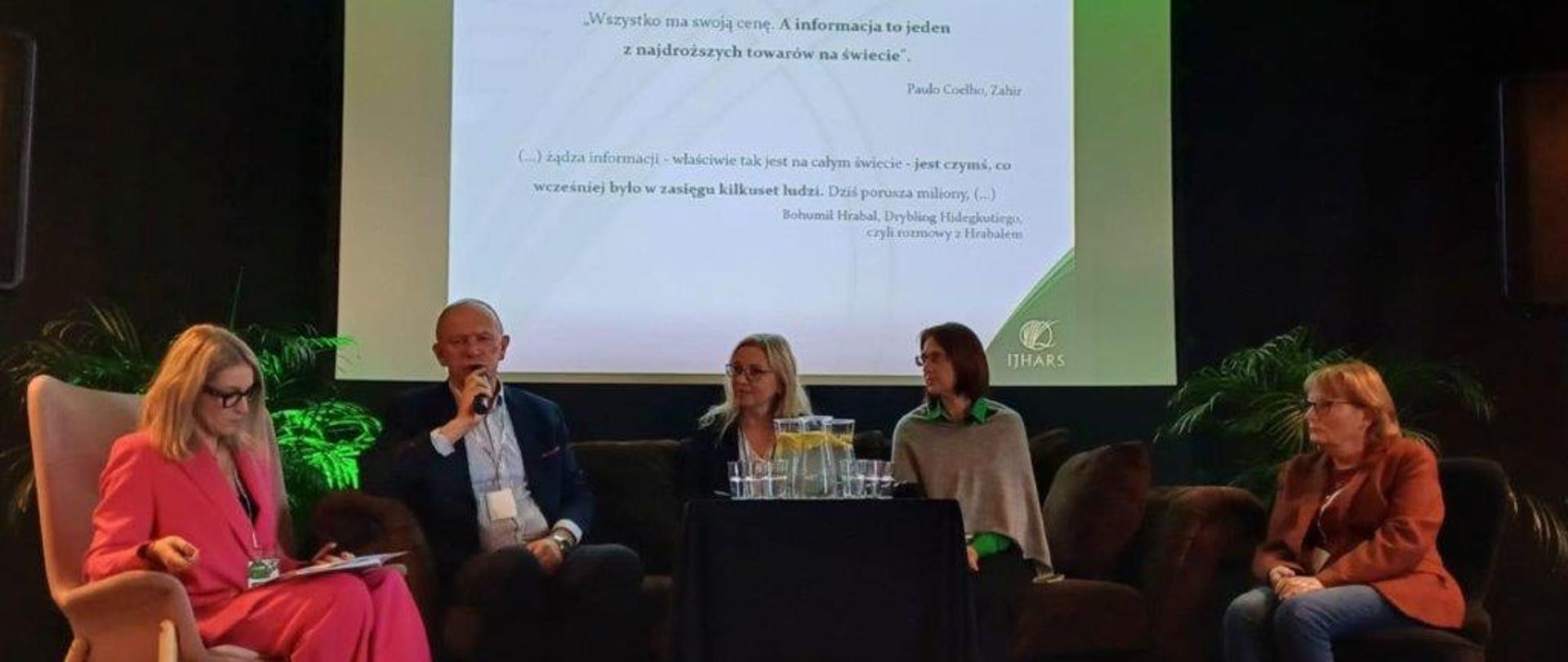 Uczestnicy debaty „Wymogi prawne dotyczące bezpieczeństwa żywności produktów lokalnych” podczas dyskusji