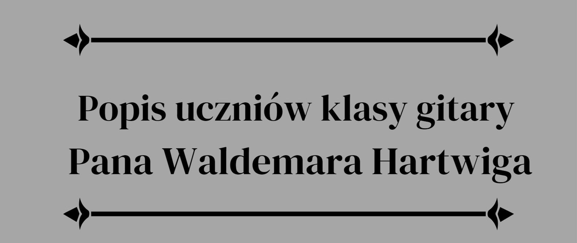 Szare tło, u samej góry czarna pięciolinia, na początku klucz wiolinowy, za nim kolejne nuty. Pod linią napis "Sala koncertowa, 21.12.2022, godzina 17:00", Po lewej i prawej stronie napisu klucze wiolinowe, pod napisem czarna linia zakończona strzałkami, poniżej napis: "Popis klasy gitary pana Waldemara Hartwiga". Kolejna czarna linia zakończona strzałkami. Na dole strony bukiety kwiatów, na których leżą dwie gitary