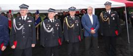 Na zdjęciu zaproszenie goście Mariusz Król radny Sejmiku Województwa Podkarpackiego, st. bryg. Daniel Dryniak zastępca podkarpackiego komendanta wojewódzkiego PSP, st. bryg. Bogusław Szczurko komendant miejski PSP w Przemyślu
Jerzy Góralewicz sekretarz powiatu przemyskiego, Witold Kazienko prezes Zarządu Oddziału Powiatowego Związku Ochotniczych Straży Pożarnych RP w Przemyślu podczas uroczystości